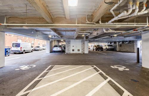 Modern & Spacious 2BR Apartment with Gym & Parking - Photo 38