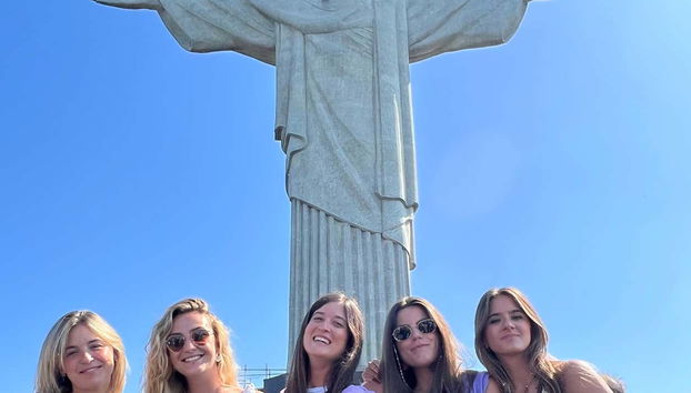 Amanecer en el mirador de Dona Marta + Cristo Redentor - Foto 5, Una grupo de amigas junto al Cristo Redentor