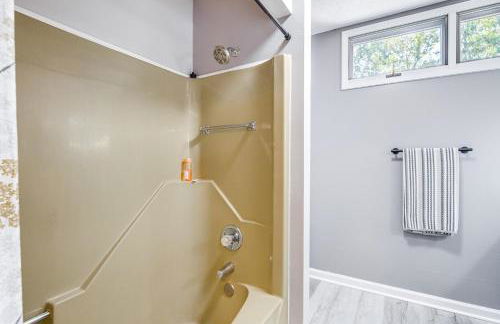 Walk to Main St Hendersonville Chic Home with Yard - Foto 17