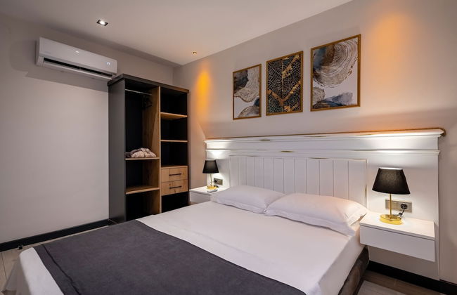 Eluxio Suite Hotel - Photo 19