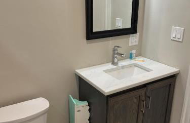 Downtown Apt King Beds Mins to Salem - Photo 5