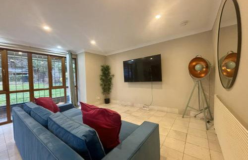 Private Five Bedroom Bungalow in Chertsey - Foto 5