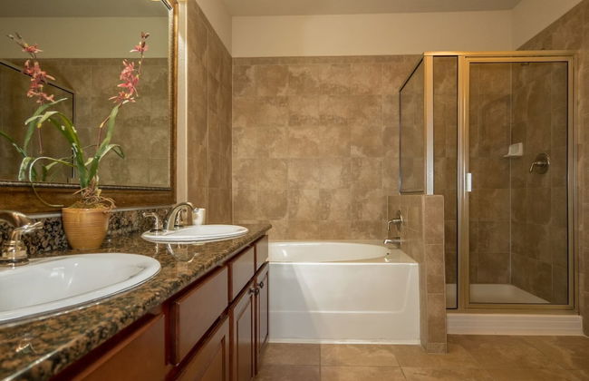 10 miles to Disney World, 2 pools, fitness room, WiFi, balcony, washer, dryer, kitchen - Foto 29