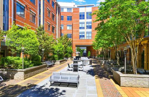 Comfort & Convenience in Trendy Crystal City Loft - Photo 3