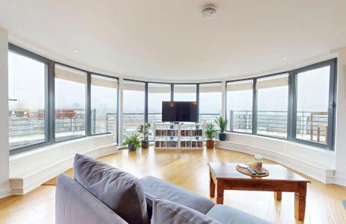 Penthouse Sanctuary with Wraparound Balcony - Pass the Keys - Foto 7