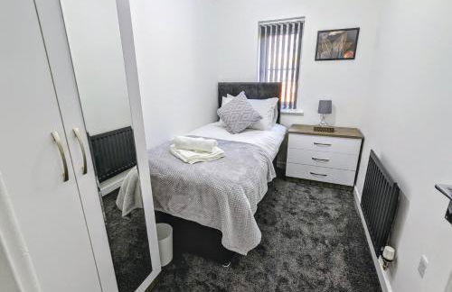 CLARITURF - 4 Bedroom Semi - Private Parking near Turf Moor, Town Centre, Transport and Motorway Links next to Canal, 3 Parks and Lake - Sky and Netflix - Foto 23