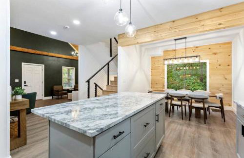 Stylish Lakehouse with Black-and-White Modern Design near Lake Hartwell, Clemson SC - Foto 15