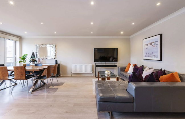Beautiful 3-bed in the Heart of London With Parking-hosted by Sweetstay - Photo 9