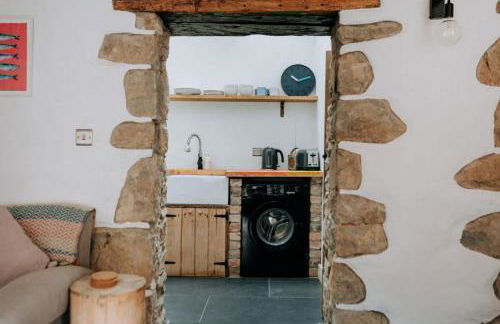 Cute and cosy 2 bed cottage in beautiful Solva - Photo 5