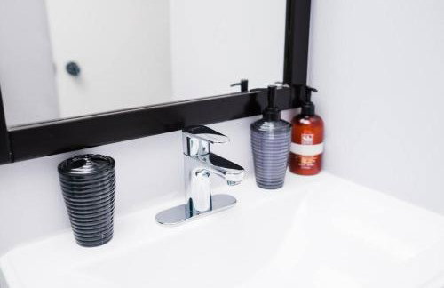 ROKU TVs - Washer & Dryer - QueenBeds - GroupStay - Foto 18