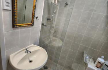 Complete studio one block from Flamengo beach - Foto 19