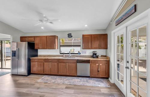 Charming Heated Pool Home - 3 miles to the Beach, Pet and Family Friendly -Available Year Round! - Photo 15