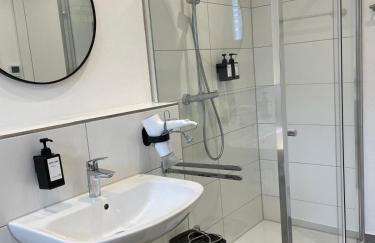 1,5-Zimmer, Top ausgestattet, 4 Pers, Souterrain, Self Check-in, Parkplatz, Netflix & Amazon Prime - Foto 12