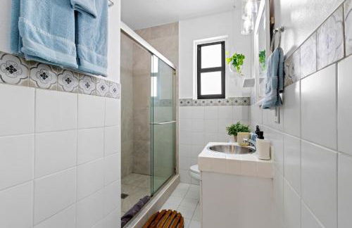 Cozy 2BR Next to Design District & Free Parking - Photo 22