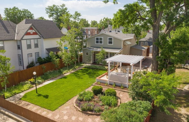 3 Bedroom Downtown with Firepit - Photo 33