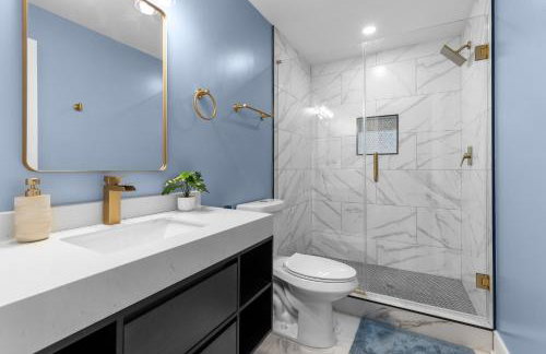 Luxury awaits in this stunning, modern home - Foto 38