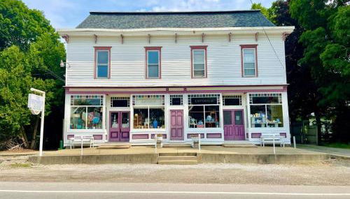 Spacious King Bed Suite at Antique Store - Foto 4