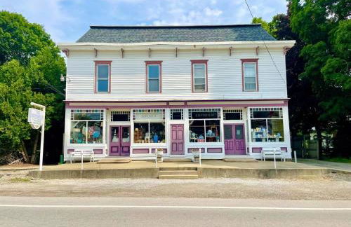 Spacious King Bed Suite at Antique Store - Foto 4