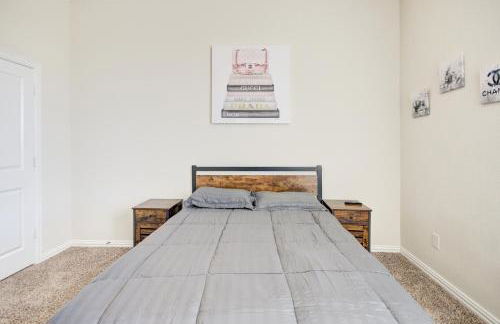 Meticulously-maintained 3-BR Townhouse w/ Backyard ~ Double-Story! - Foto 4