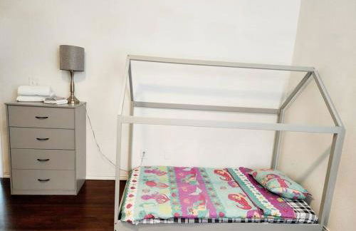 Newly remodeled 5BR 3BA w/pool 16 ppl - Photo 31