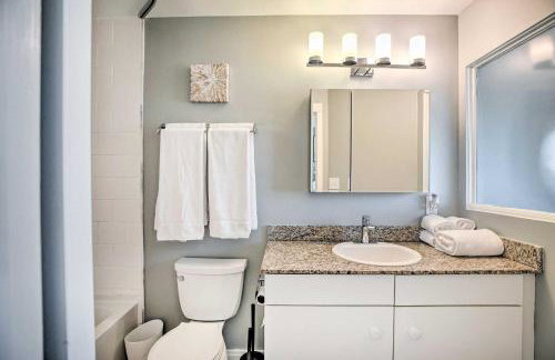 Lakefront Family Retreat with Grill Steps to Beach! - Foto 21