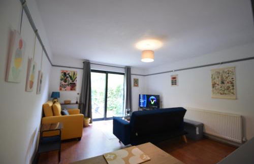 Stylish 1BR Retreat with Garden and Rustic Kitchen - Foto 4