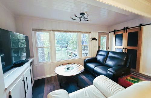 Charming Romantic Lakefront Cottage or Guest Room Depending on Availability Near Golf - Foto 17