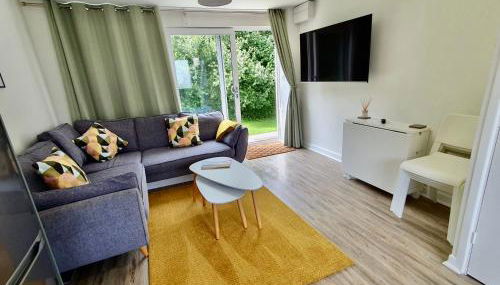 2 BR Beach Woods chalet with parking, 5 mins to beach - Foto 2