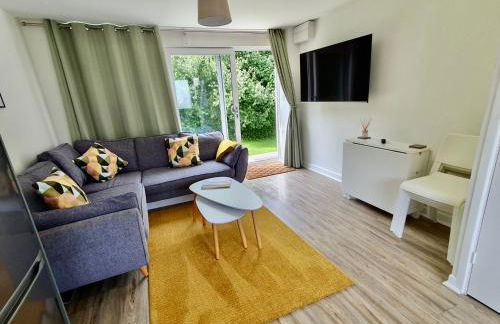 2 BR Beach Woods chalet with parking, 5 mins to beach - Foto 2