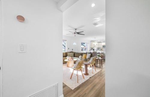 Stunning Gem Home w Heated Salt Pool & Game Room - Foto 34