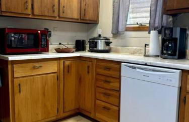 Embrace Nature in this Breathtaking Cottage in Portage Lake, Maine - Foto 32