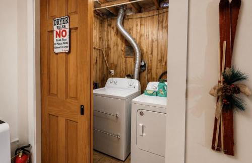 WOW!! Ultimate Pocono Retreat Hot Tub, Game Room, Fire Pit, Near Lakes & Hiking! - Foto 38