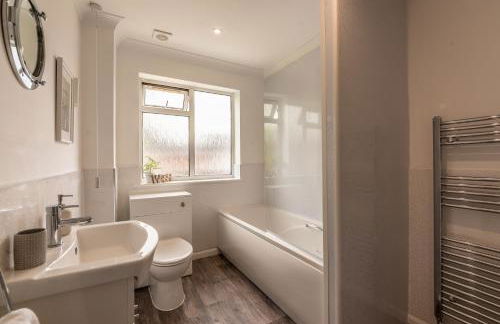 3 Bed Spacious Stylish House, Southampton - Off Road Parking & Private Garden - Sleeps 7, Close to City Centre - by Blue Puffin Stays - Photo 23