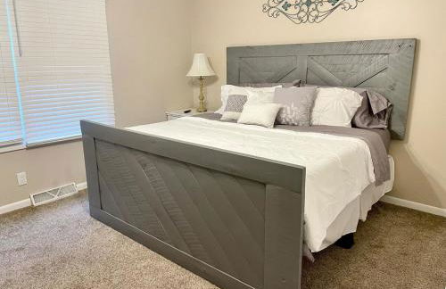 Rustic Chic in Charming Center Grove w Fenced Yard - Foto 14