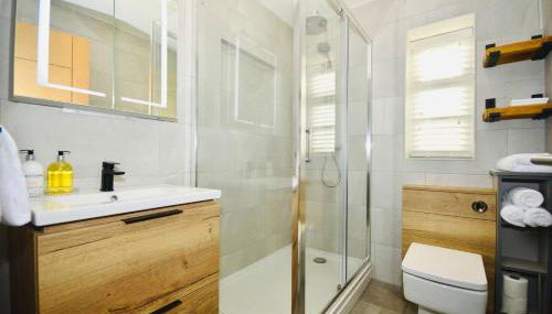 Luxury Two Bed Suite - Walk to Trentham Gardens! - Foto 3