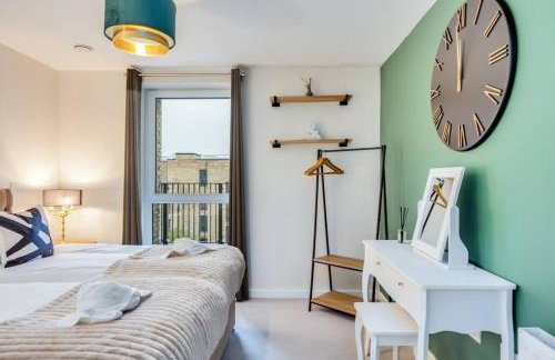 Beautiful Canal Side Apartment - City Centre - Balcony, Secure Parking, Self Check-In, Fast WiFi and Smart TV with Sky TV and Netflix by Yoko Property - Foto 16