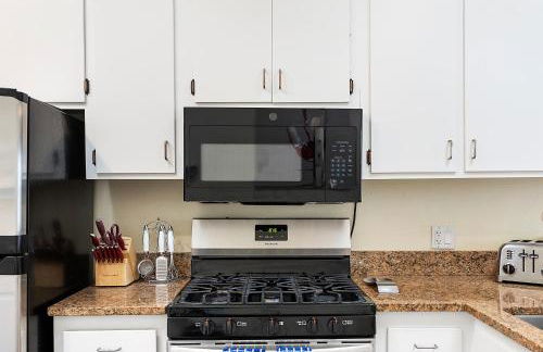 Pacific Paradise - Large Patio, Hot Tub, Short Walk to Beach, & Parking - Photo 14