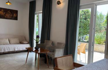 Private studio apartment with a garden and a terrace - Photo 2