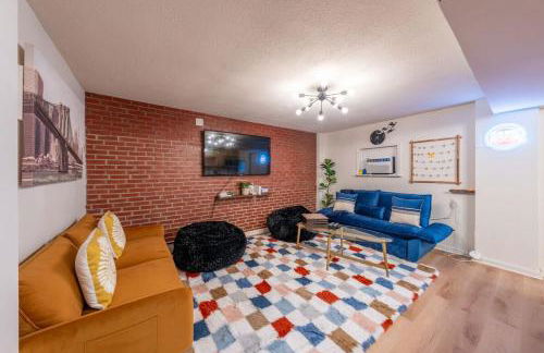 5BR 3BTH House, Steps to Bars, Dining, NYC Access with GameRm, Backyard with BBQ and Parking - Foto 33