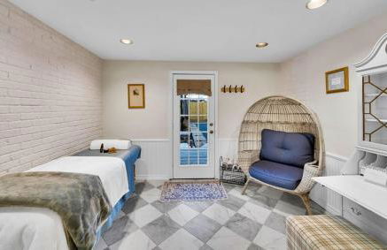 Romantic escape, hot tub, fireplace, massage room! - Foto 46