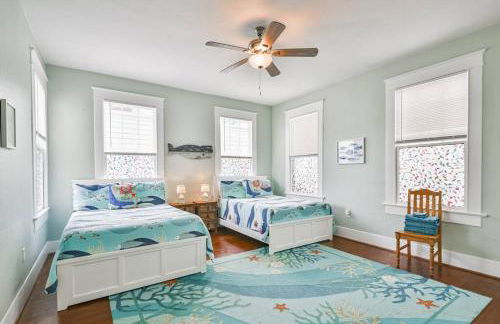 Coastal Blue Beach House with 3 Bedrooms and Just off the Seawall - Foto 13