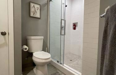 Airy Modern 2BR/2BA - Parking + Laundry + Sleep 6 - Foto 19