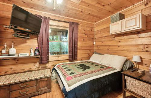 Cozy Creekside Cabin with Wraparound Porch home - Foto 7