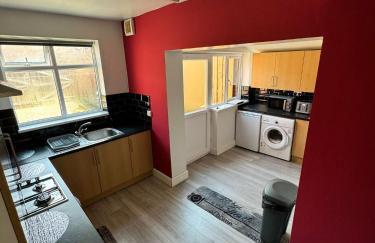 Giga Residential 4 Bedrooms, 8 guests , Near City Centre, Arcade Machine, Sky TV, Netflix, Free Wifi, Free Parking - Foto 12