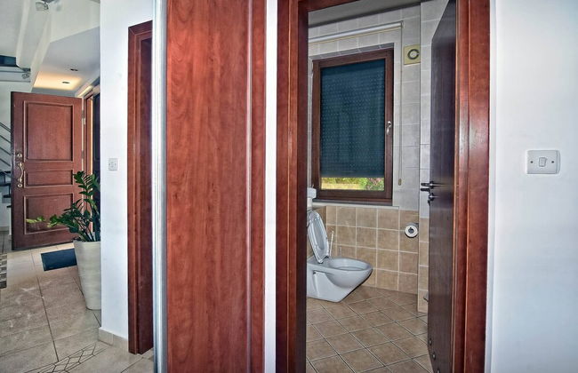 Incredible Large Villa In Paphos Sleeps 14 Children Pool, Jacuzzi, Huge Garden - Foto 27