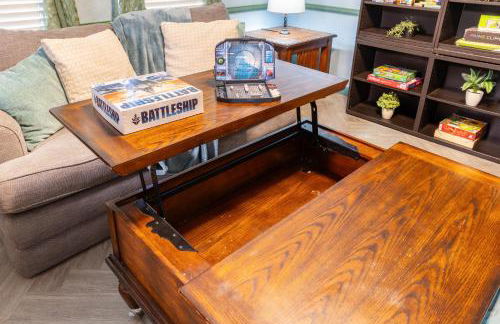 Ultimate Game Room Oasis for 12 - Private Patio - BBQ - 2 Kings - 6 TVs - Full-Body Massage Chair - Foto 10