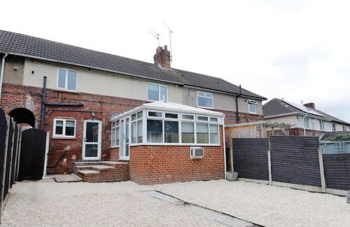 Comfy stays, Rotherham for contractors & Families, spacious, conservatory, free parking, wifi, 3BDR - Foto 3