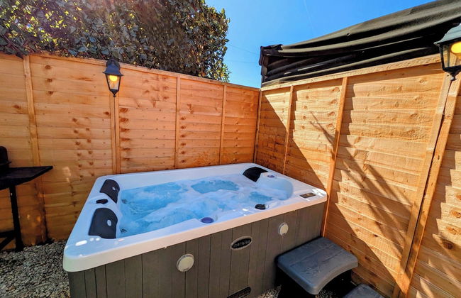 1-bed Retreat - Hot Tub, Private Garden & Bbq - Foto 1
