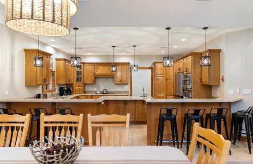 White Mountain Retreat with Theater, Fire Pit, Game Room and River Access - Foto 9