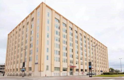 Beautiful Downtown Apartment with Pool, Laundry, Parking - Foto 2